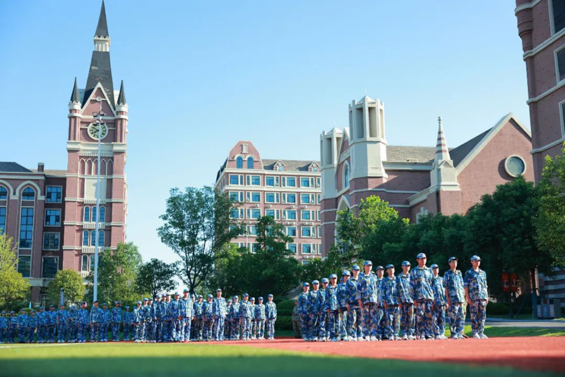 迷彩淬火記 | 淬煉青春鑄鋒芒！新華高級中學2025級高一年級軍訓閉營儀式圓滿收官